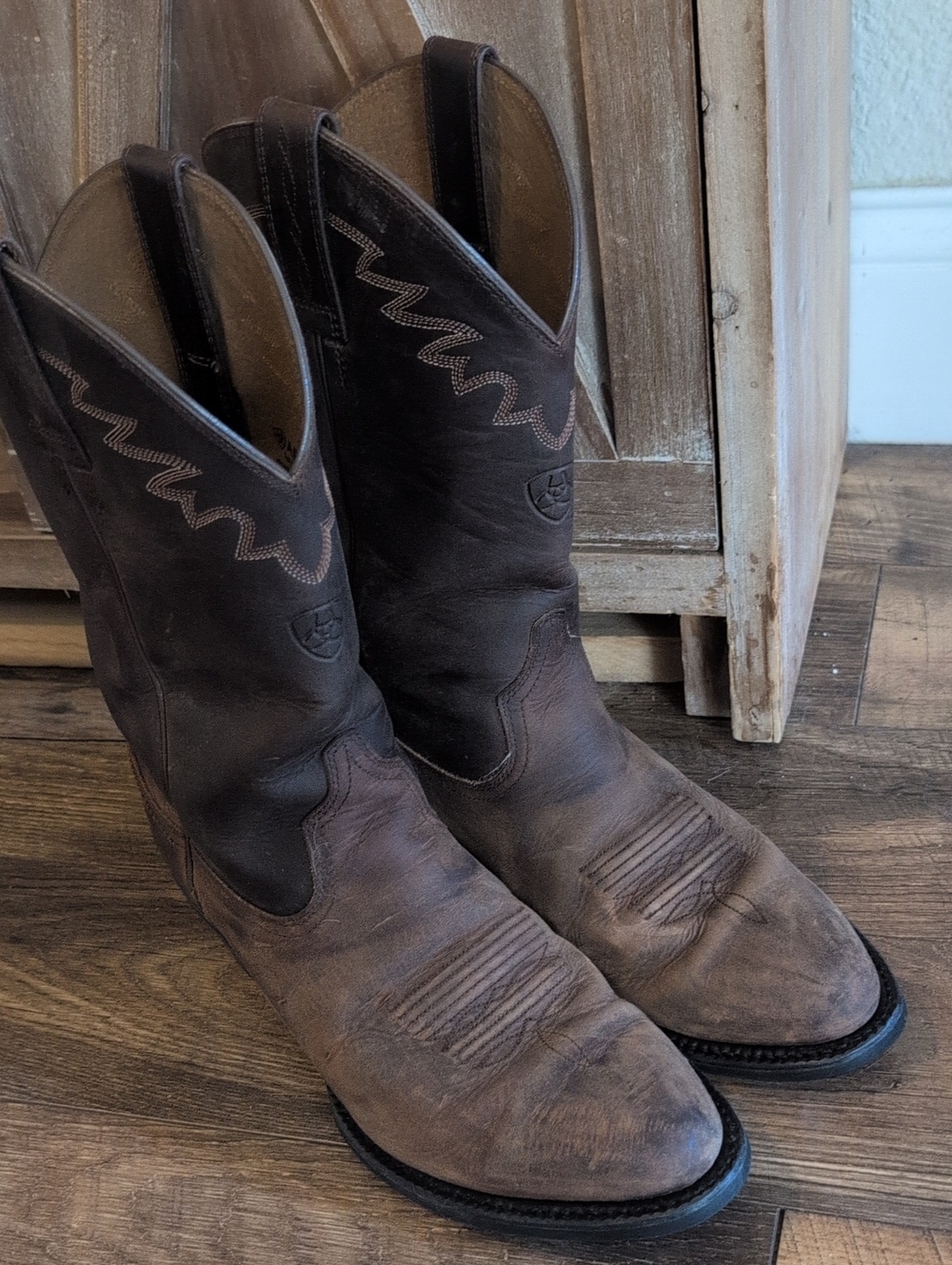 Ariat Dark Brown Leather Cowboy Boots with Contrast Stitching- Size 8